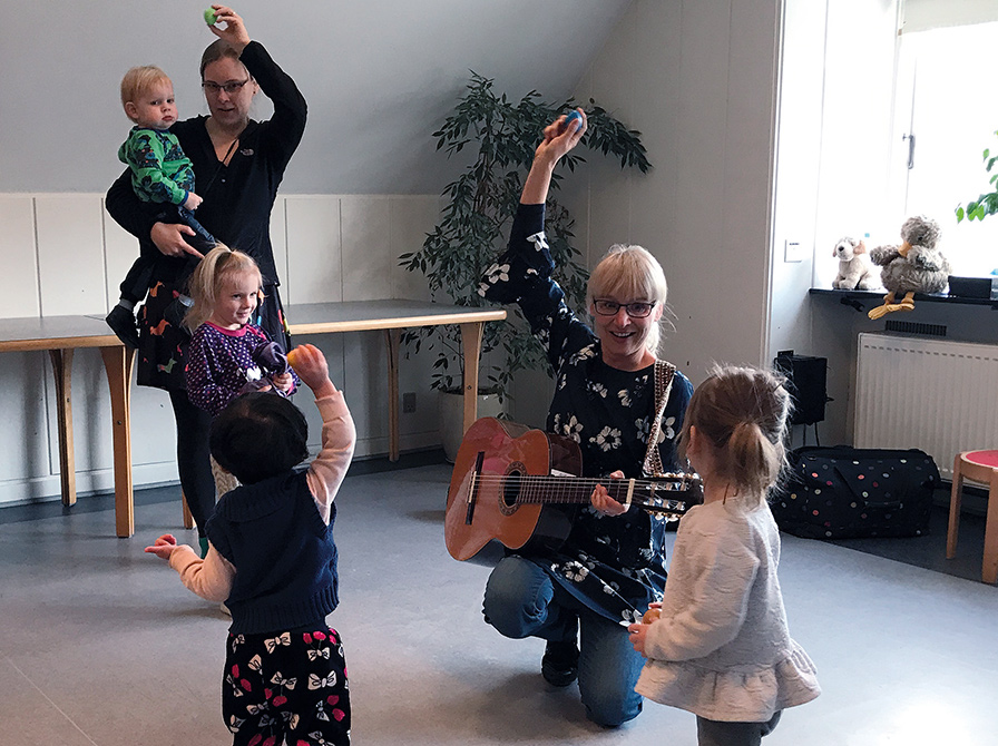 Småbørnsrytmik på Kristrup Bibliotek.