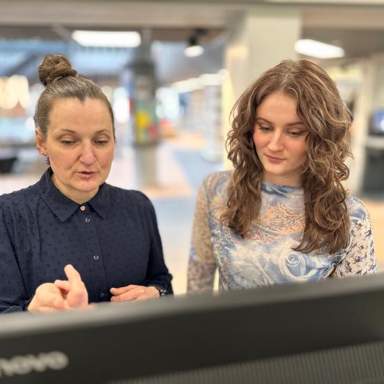 Bibliotekar vejleder en studerende på Randers Bibliotek
