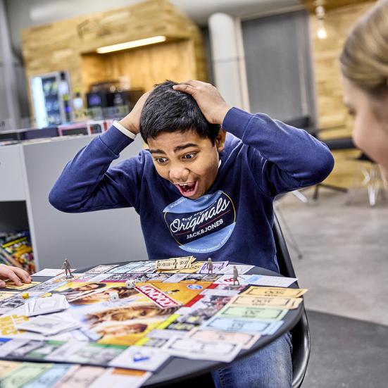 Unge spiller et spil på Randers Bibliotek