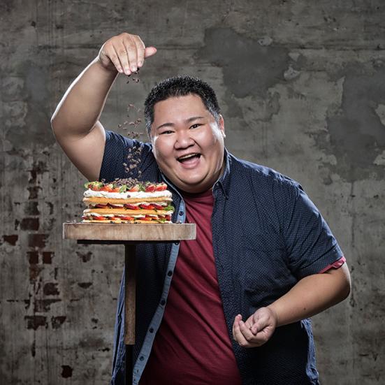 Micki Cheng drysser krømmel på lagkage