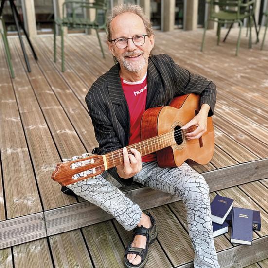 Peter Elmelund med sin guitar i Grønnegården 