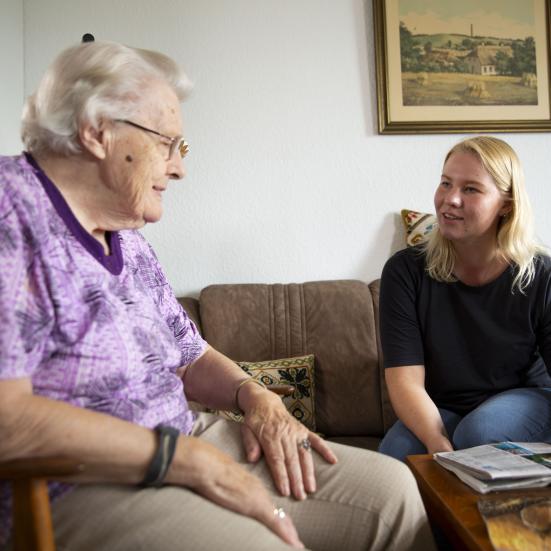 Ældre dame og ung kvinde