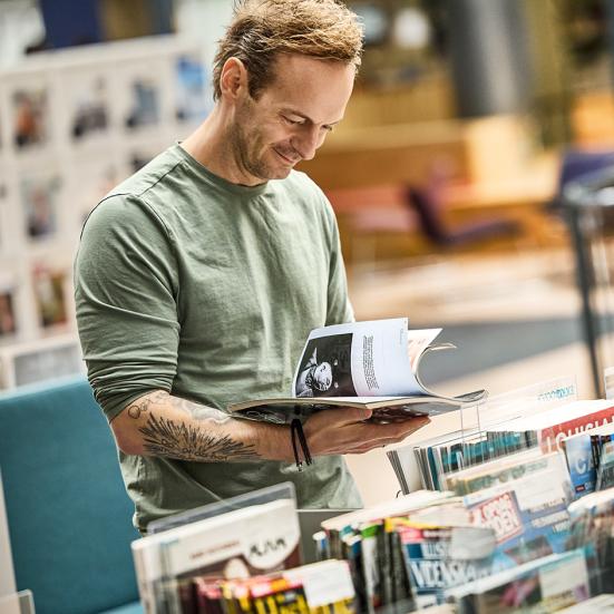 Låner på biblioteket