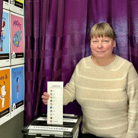 Børnebibliotekar Betina Elkjær i børnenes stemmeboks på Hovedbiblitoeket i Randers.