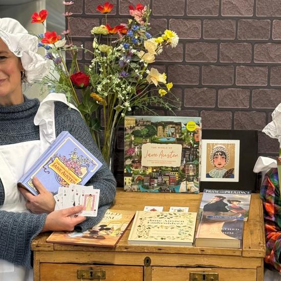 Signe Winther Brinkmann og Pernille Thoustrup Jensen inviterer til Jane Austens 250-års fødselsdag på Randers Bibliotek.