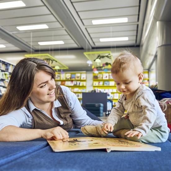 Mor og barn i børnebiblioteket