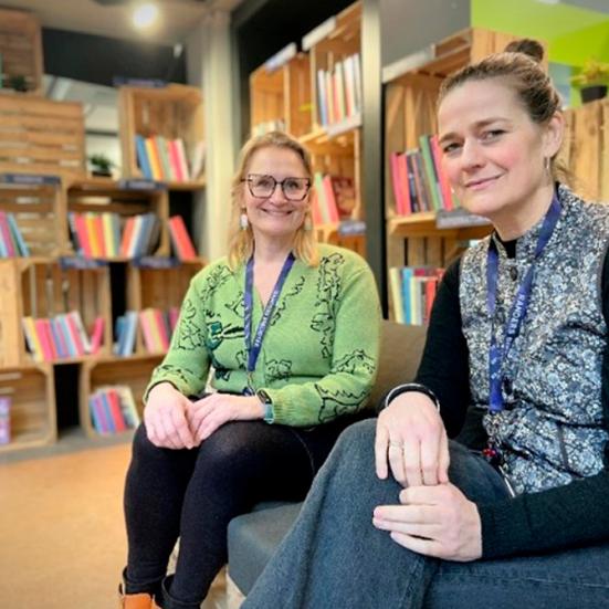 Bettina og Signe i børnebiblioteket