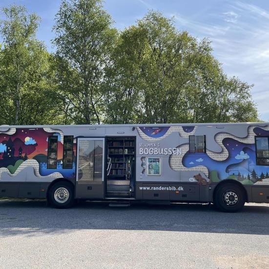 Bogbussen set fra siden 