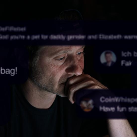 Randers:Dox filmcover - Everyone is lying to you for money