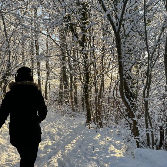 person der lytter i sne