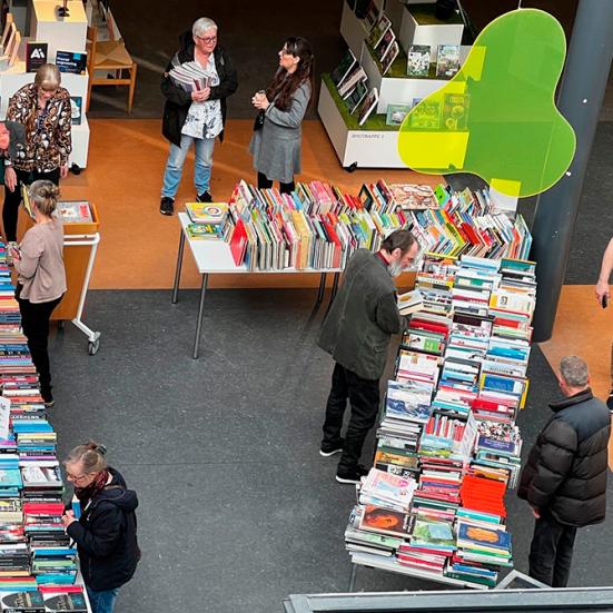 Billede af bogsalg på hovedbiblioteket set fra oven