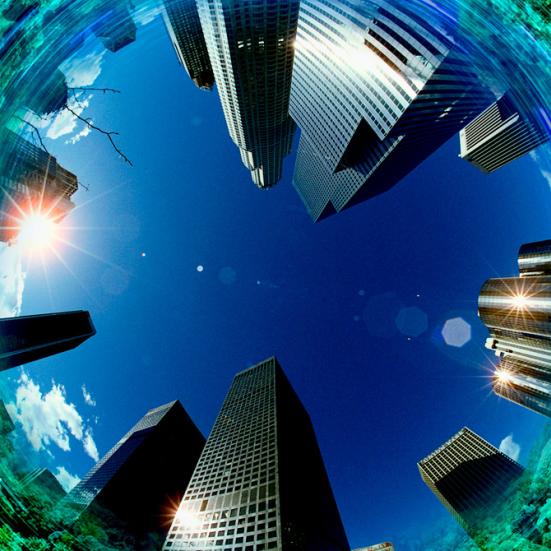 Fiskeøjeperspektiv af høje bygninger omgivet af et koralrev