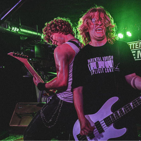 Band spiller metalmusik