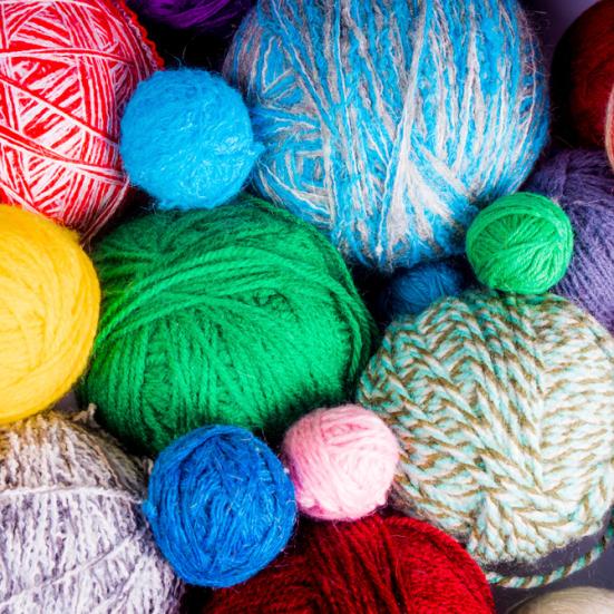 Billede af farverige garnnøgler