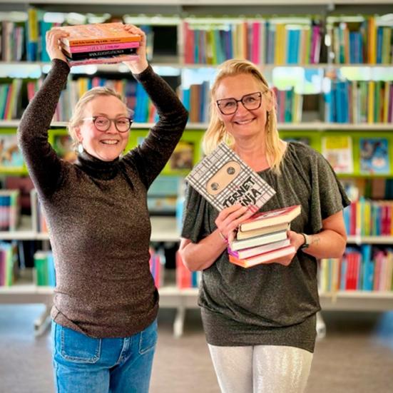 Rebecca og Bettina med en masse bøger på hovedbiblioteket