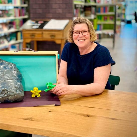 Sanne Andersen i børnebiblioteket