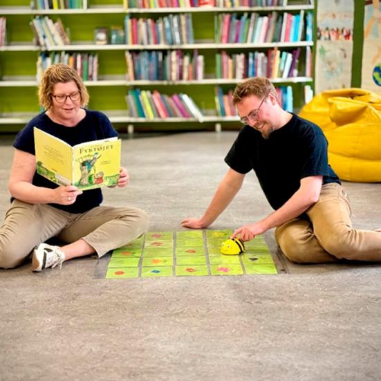 Sanne og Jacob i børnebiblioteket