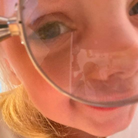 Pige med forstørrelsesglas