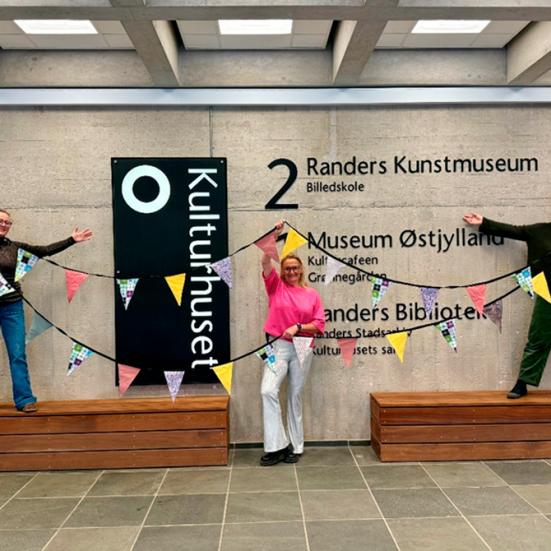 Rebecca, Bettina og Signe i forhallen i Kulturhuset i Randers