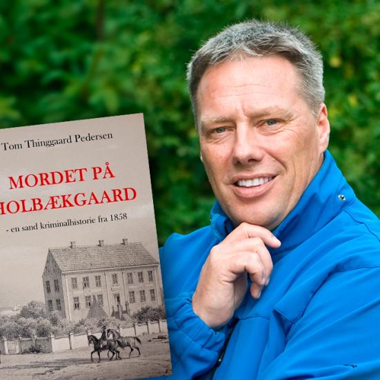 Tom Thinggaard med sin krimi: ”Mordet på Holbækgaard”.