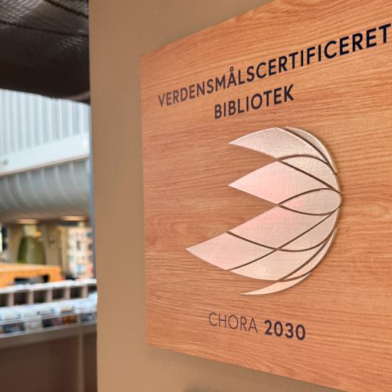 Verdensmålscertifikat på væg i Hovedbiblioteket