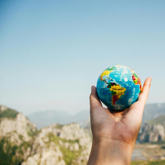 Hånd holder en lille jordklode