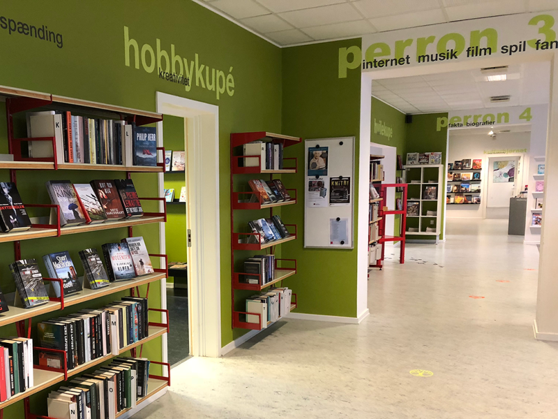 Billede af Langå Bibliotek indefra, set gennem biblioteket