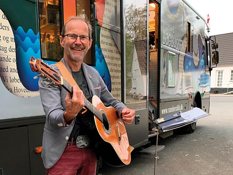 Peter Elmelund med sin guitar