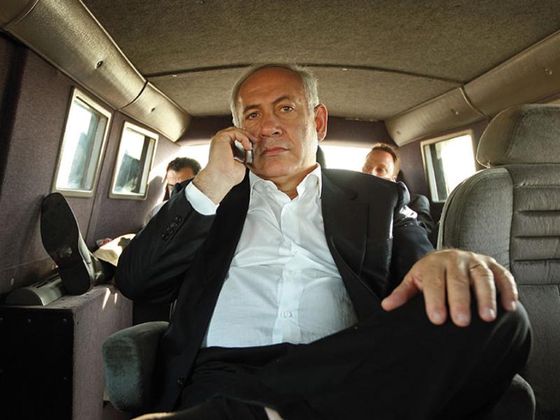 Netanyahu i bil med telefon
