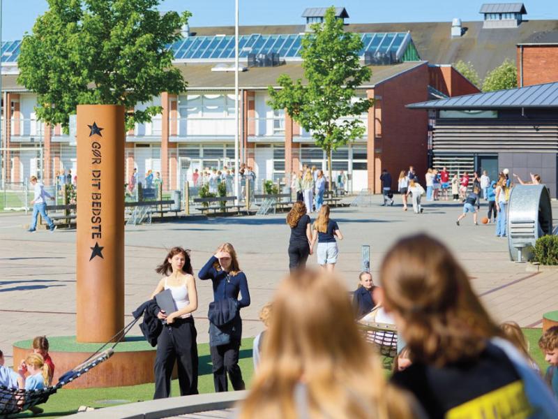 Billede af skolegård på Randers Realskole