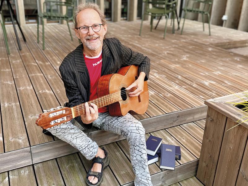 Peter Elmelund med sin guitar i Grønnegården 