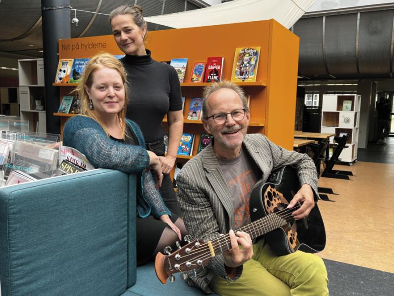 Marie, Signe og Peter med guitar i Pyramiden på Hovedbiblioteket.
