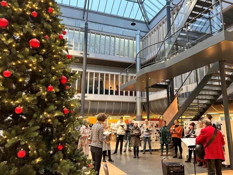 Morgensang med juletræ