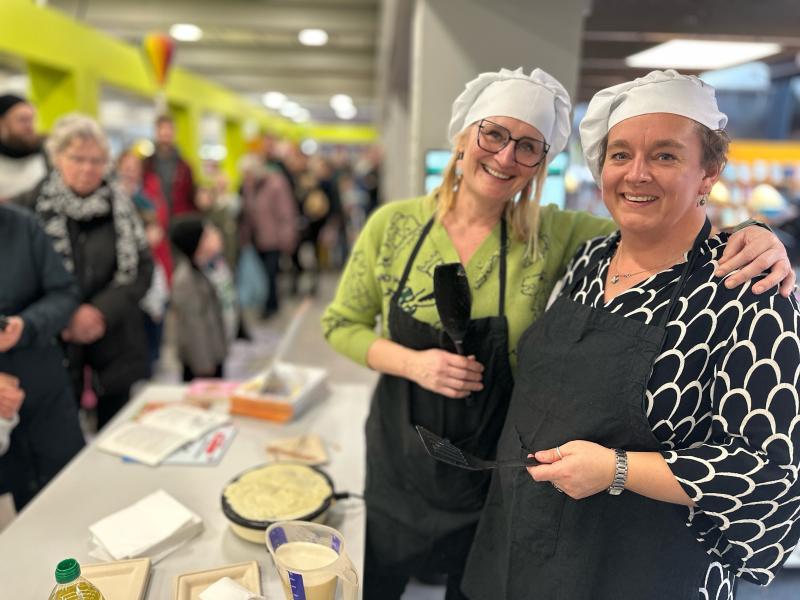 Bettina og Mette bager pandekager