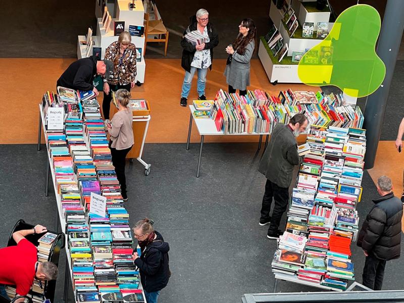 Billede af bogsalg på hovedbiblioteket set fra oven