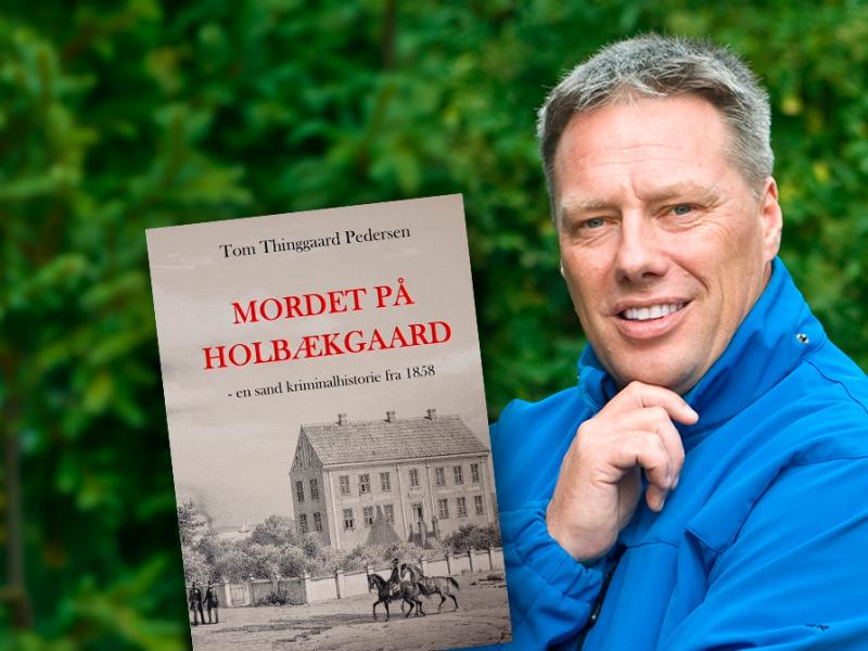 Tom Thinggaard med sin krimi: ”Mordet på Holbækgaard”.