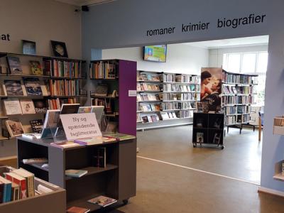 Kristrup bibliotek, billede taget gennem biblioteket, fra indgang mod voksenafdelingen