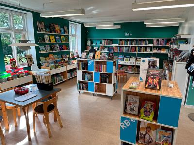 Billede af børnebiblioteket på Dronningborg Bibliotek, taget fra indgangen.