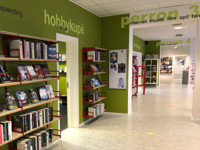 Billede af Langå Bibliotek indefra, set gennem biblioteket