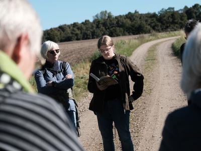 Pernille læser op på markvej