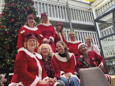 Bibliotekspersonalet foran juletræet på hovedbiblioteket
