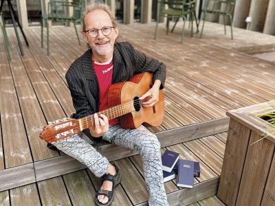 Peter Elmelund med sin guitar i Grønnegården 