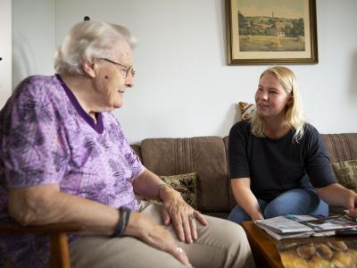 Ældre dame og ung kvinde