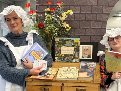 Signe Winther Brinkmann og Pernille Thoustrup Jensen inviterer til Jane Austens 250-års fødselsdag på Randers Bibliotek.