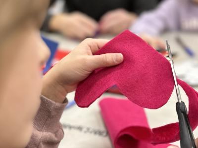 Barn klipper hjerte i filt