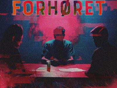 Tre skikkelse skjult i skygger siddende ved et bord i et forhørslokale