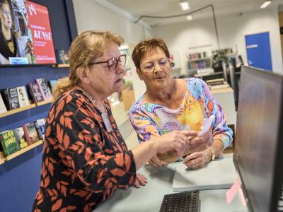 Lone Fogh og låner på Kristrup Bibliotek