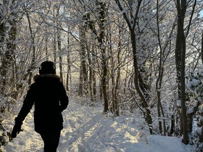 person der lytter i sne