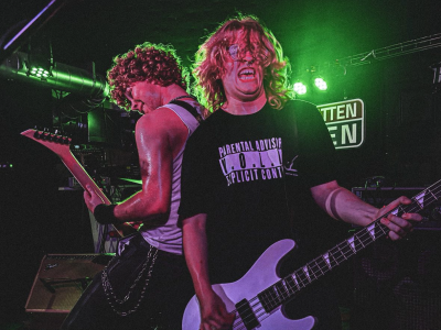 Band spiller metalmusik