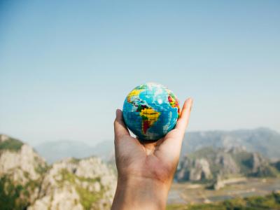 Hånd holder en lille jordklode